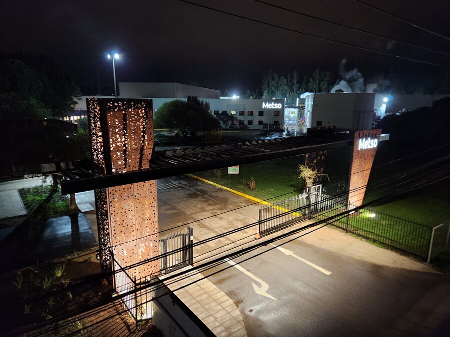 Pórtico y pasarela de acero corten en planta Metso, Concón