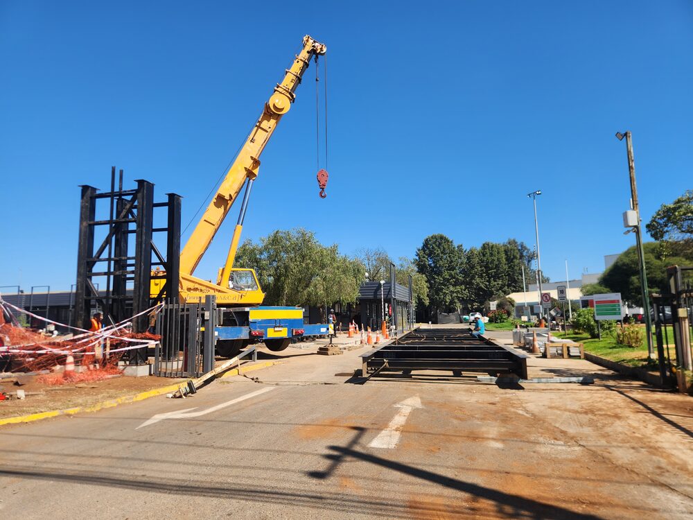 Montaje de estructuras metálicas con grúa en terreno